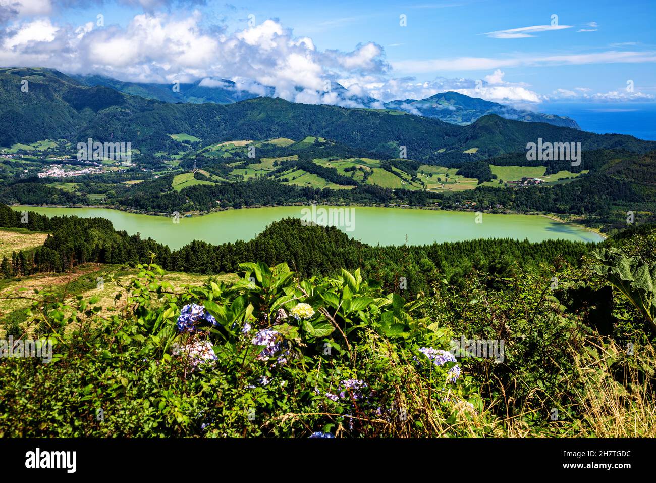 Lagoa das Furnas, São Miguel, Azoren, Açores, Portugal, Europa. Blick vom Miradouro Castelo Branco. Stockfoto