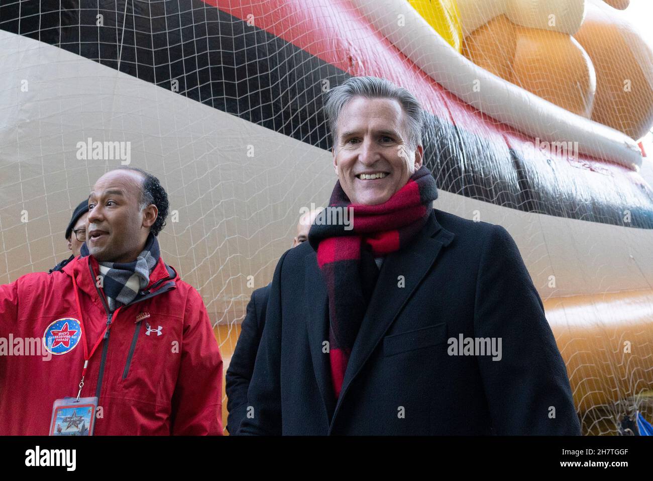 New York, New York, USA. 24th. November 2021. Jeffrey Gannette, CEO von Macy, nimmt 95th an der Balloninflation der Macy's Thanksgiving Day Parade in der West 81st Street Teil. Die Parade wurde nach der verkleinerten Version von 2020 wegen der COVID-19-Pandemie zurückgegeben und die Zuschauer werden die volle Parade entlang der üblichen Route von der Upper West Side zum Hauptkaufhaus von Macy in der 34th Street sehen können. (Bild: © Lev Radin/Pacific Press via ZUMA Press Wire) Bild: ZUMA Press, Inc./Alamy Live News Stockfoto