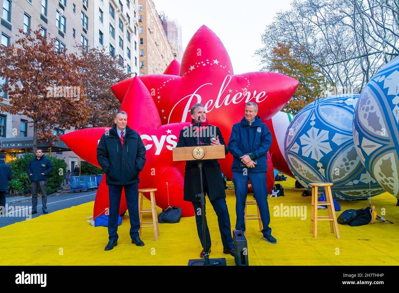 New York, New York, USA. 24th. November 2021. Macy's CEO Jeffrey Gannette spricht während der 95th Macy's Thanksgiving Day Parade Ballon Inflation auf West 81st Straße. Die Parade wurde nach der verkleinerten Version von 2020 wegen der COVID-19-Pandemie zurückgegeben und die Zuschauer werden die volle Parade entlang der üblichen Route von der Upper West Side zum Hauptkaufhaus von Macy in der 34th Street sehen können. (Bild: © Lev Radin/Pacific Press via ZUMA Press Wire) Bild: ZUMA Press, Inc./Alamy Live News Stockfoto