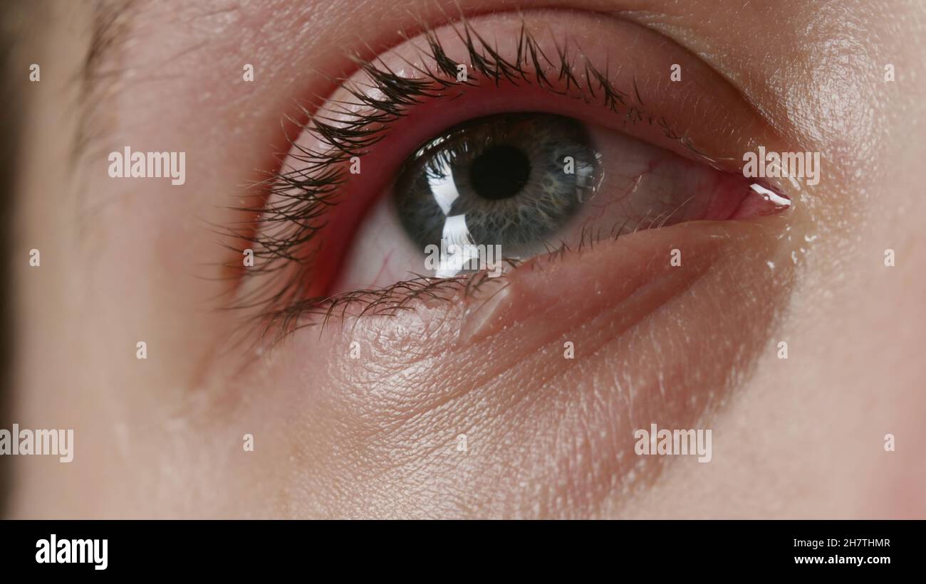 Makroaufnahmen der jungen weinenden Frau Stockfoto