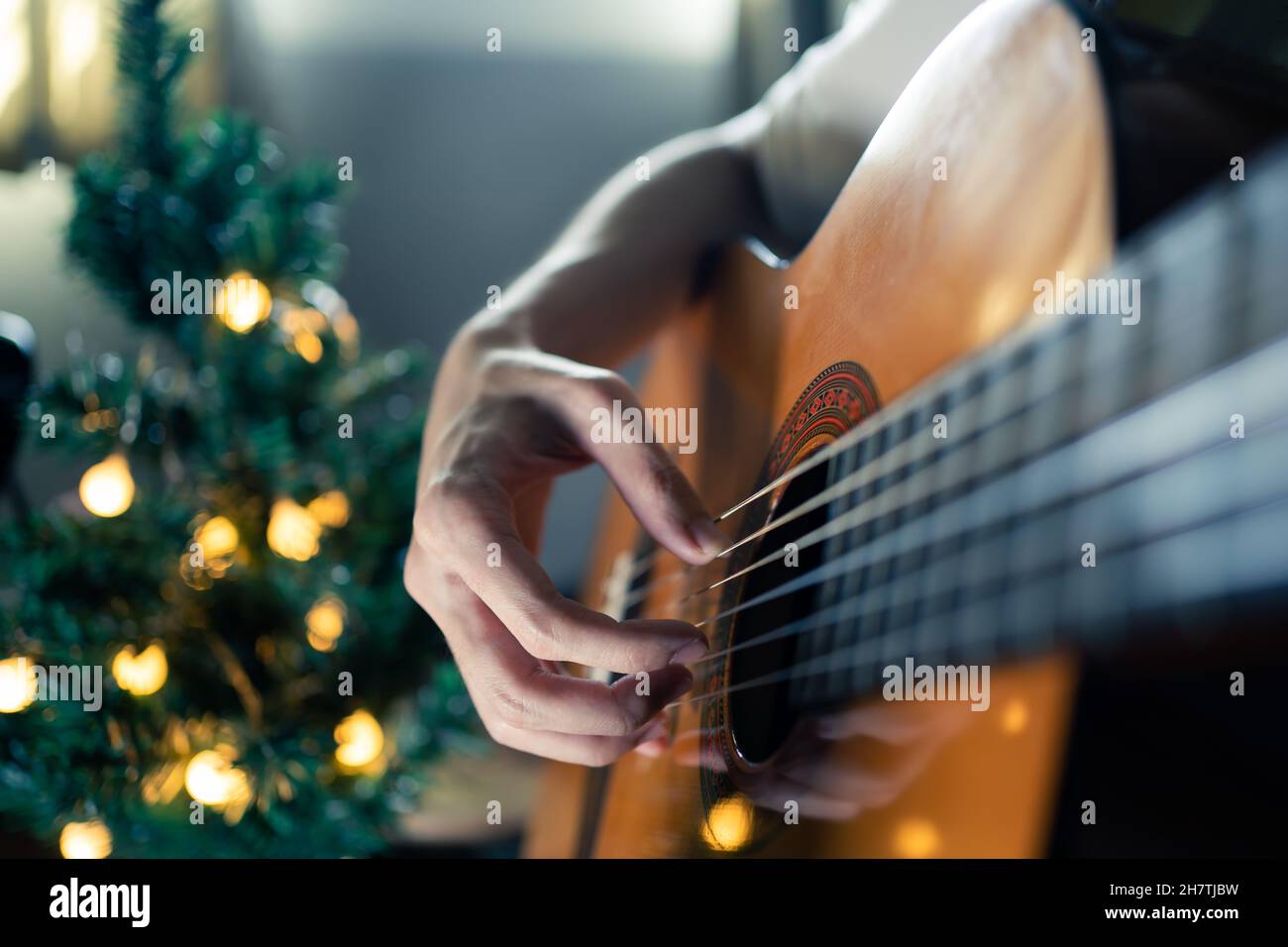 Klassische Gitarre am Weihnachtstag spielen Stockfoto