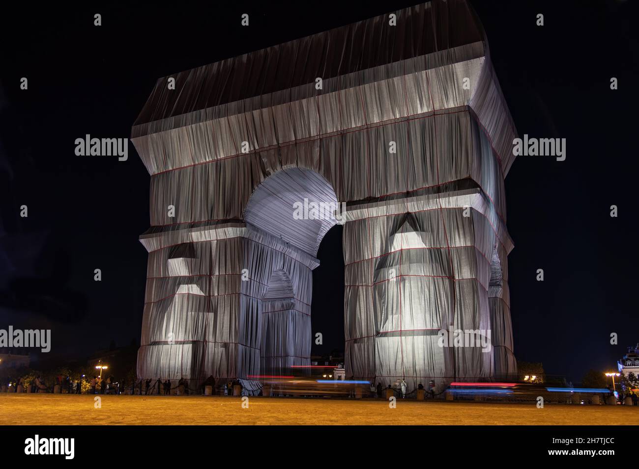 Paris, Frankreich-2021. September; Nachtansicht der verhüllten und illiuminierten Arc de Triomphe-Kunstinstallation von Christo mit Place Charles de G Stockfoto
