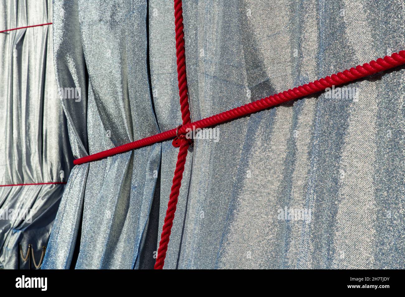 Paris, Frankreich-September 2021; Nahaufnahme der umhüllten Kunstinstallation Arc de Triomphe von Christo mit roten Seilen und Polypropylen-Gewebe Stockfoto