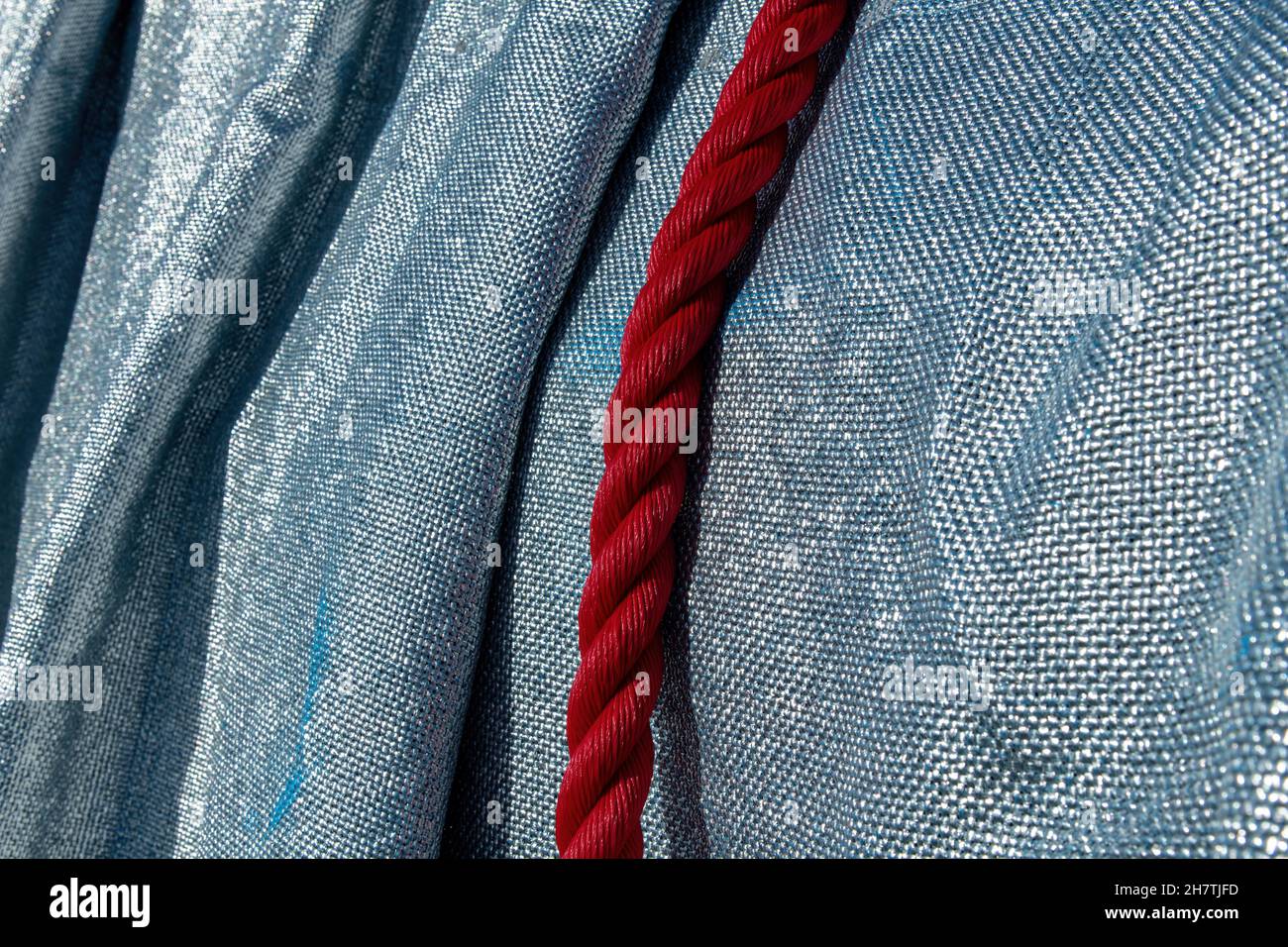 Paris, Frankreich-September 2021; Nahaufnahme der umhüllten Kunstinstallation Arc de Triomphe von Christo mit roten Seilen und Polypropylen-Gewebe Stockfoto