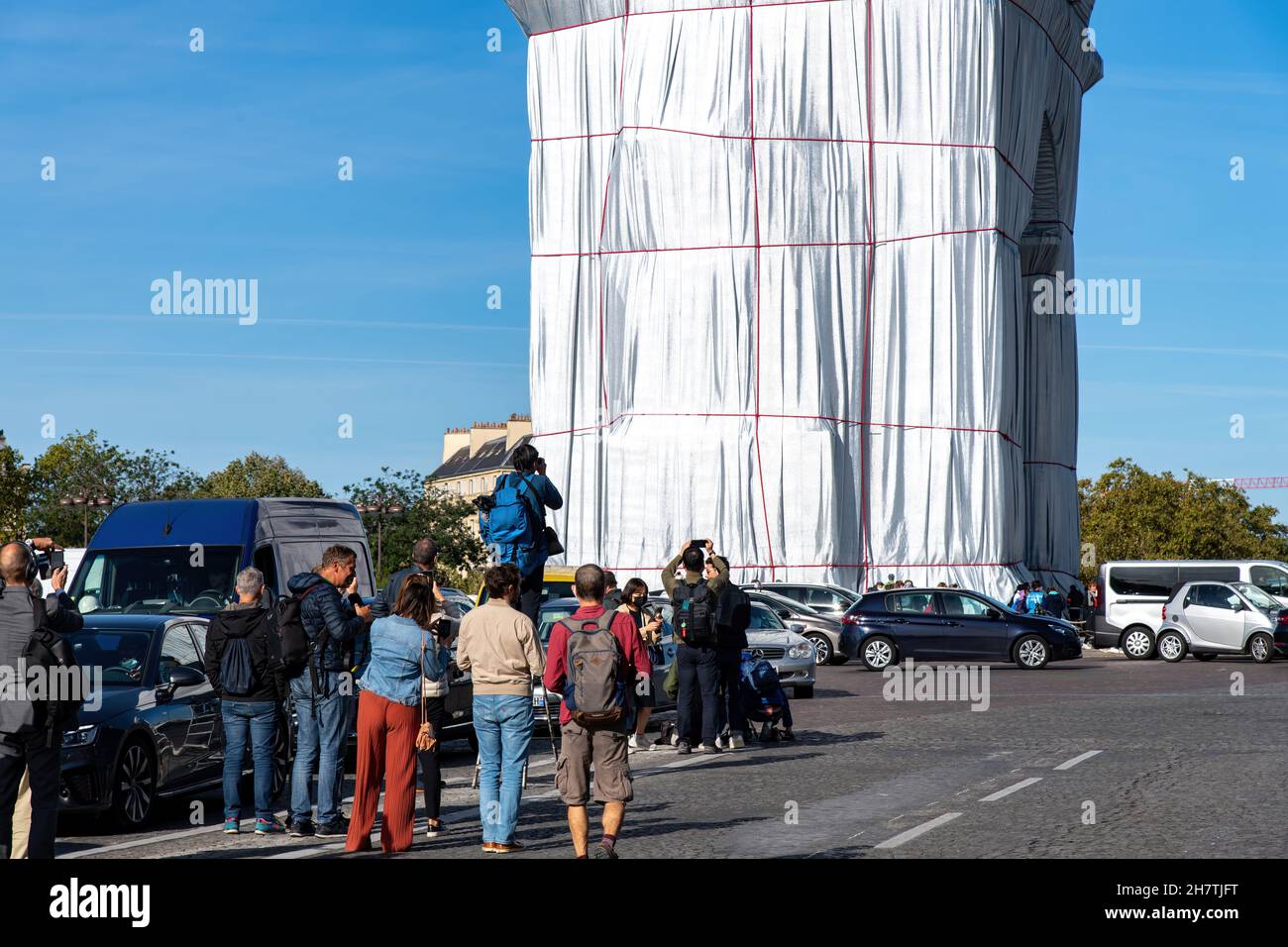 Paris, Frankreich, 2021. September; Fotografen, die den Pariser Verkehr versteifen, um ein Bild der eingewickelten Arc de Triomphe-Kunstinstallation von Christo auf dem Place Charles zu erhalten Stockfoto