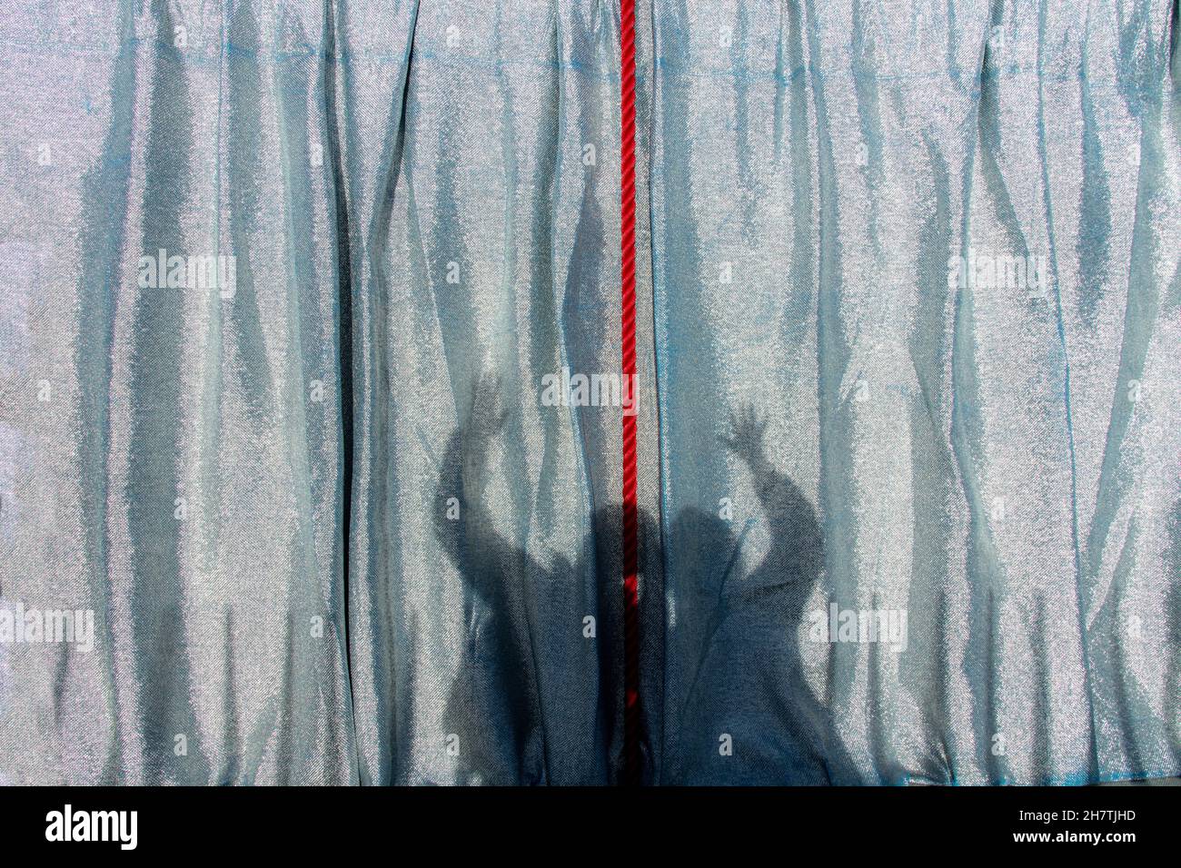 Paris, Frankreich-September 2021; Schatten-Selfie von Menschenarmen, die vor der eingewickelten Kunstinstallation Arc de Triomphe von Christo angehoben wurden; Menschen Schatten tra Stockfoto