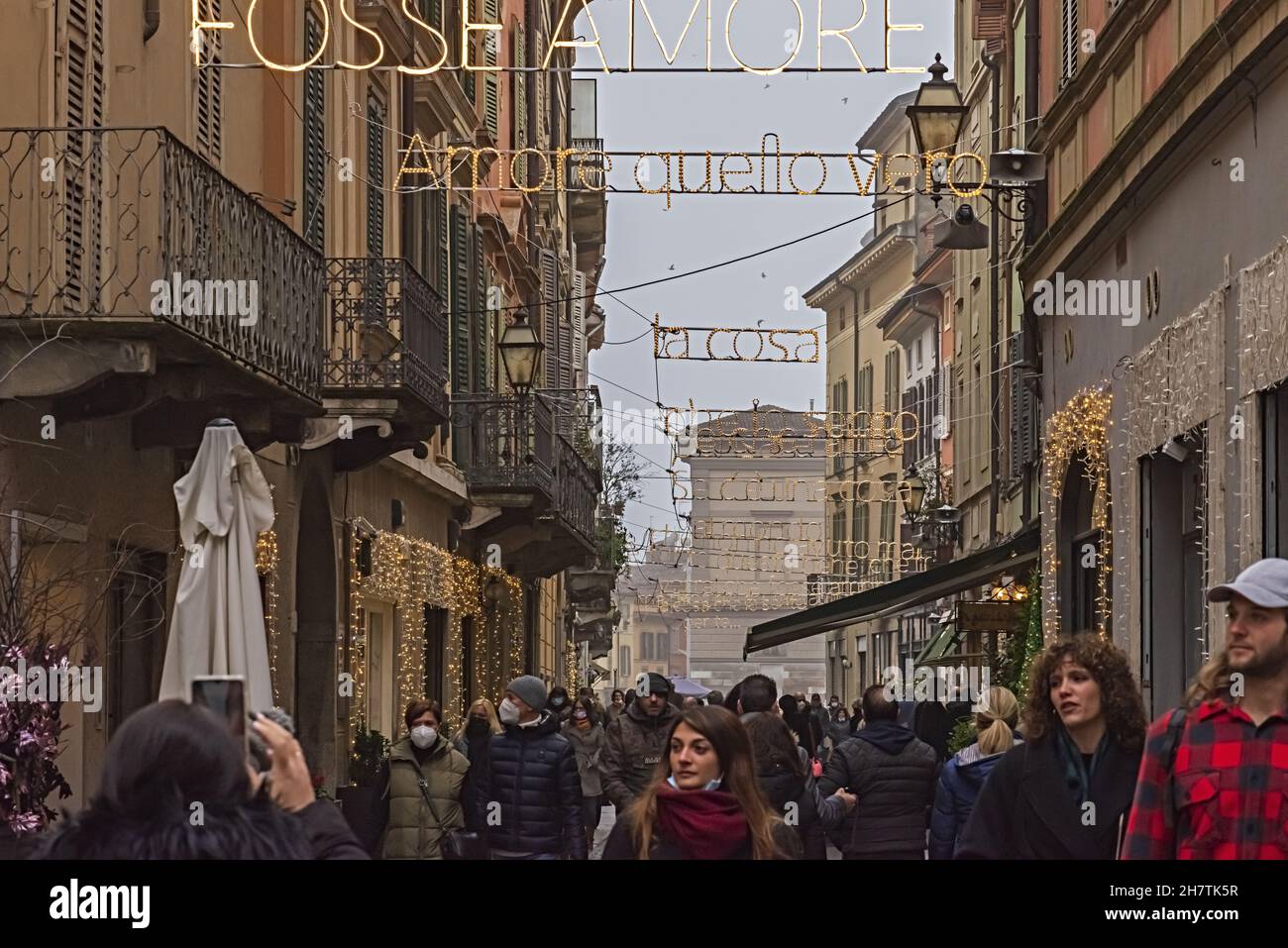 cremona Festa del Torrone luminarie vie del Centro con turisti da vicino Stockfoto