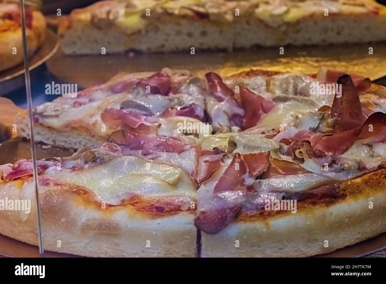 cremona Festa del Torrone Vetrina con Pizza in Primo Piano altra vista Stockfoto