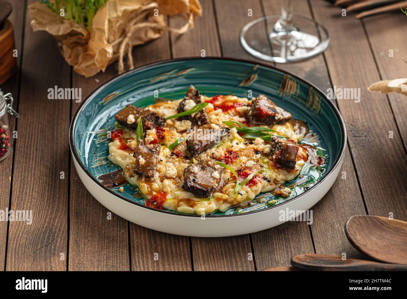 Gourmet-Gericht Kalbsbacken mit Orzo-Pasta Stockfoto