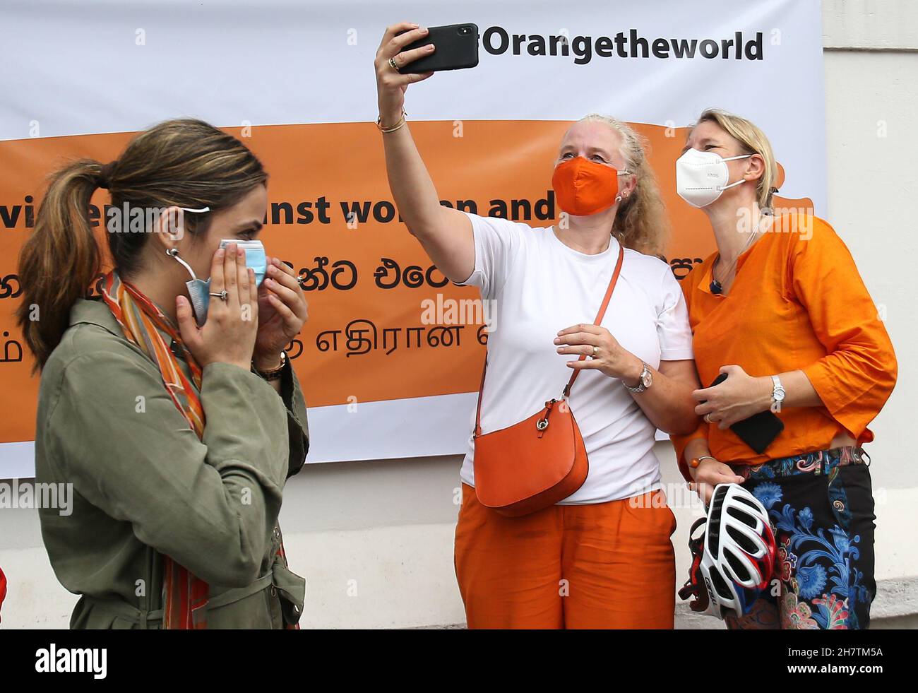 25. November 2021, colombo, Sri Lanka: Die Botschafterin des Königreichs der Niederlande in Sri Lanka und den Malediven, Frau Tanja Gonggrijp (R) (orangefarbenes Kleid), wurde am 25. November 2021 während der Übergabe von Transparenten für die „Orange the World“ an diplomatische Missionen und Organisationen in Colombo zur Unterstützung der globalen Kampagne „˜16 Tage Aktivismus gegen geschlechtsspezifische Gewalt“ unterstützt. Sie alle werden während dieser 16 Tage das Banner erheben, um die Menschen dazu zu drängen, „NEIN zu Gewalt gegen Frauen und girlsâ zu sagen“ (Foto: © Pradeep Dambarage/ZUMA Press Wire) Stockfoto