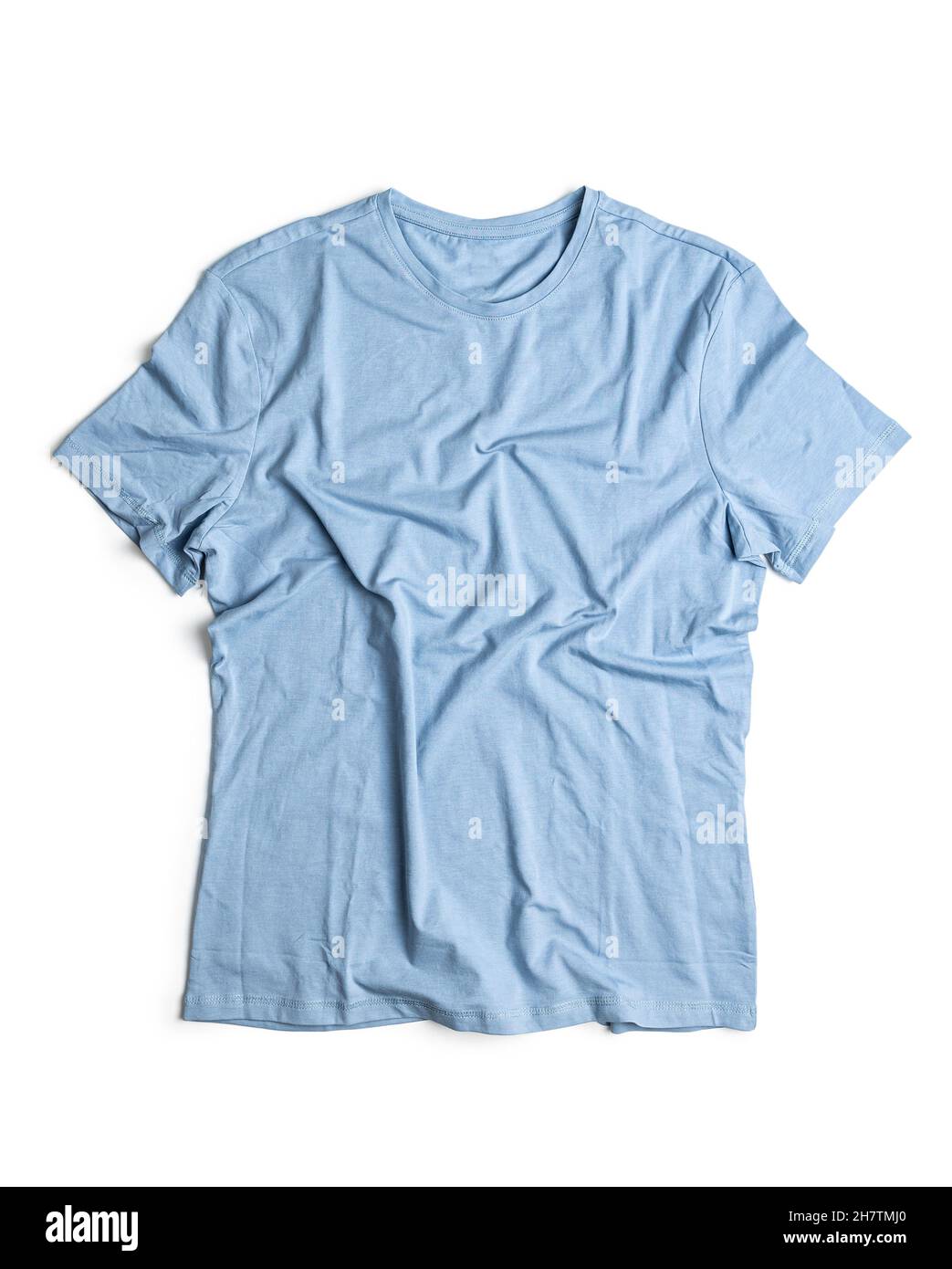 Blaues Baumwoll-T-Shirt isoliert auf weißem Hintergrund. Stockfoto