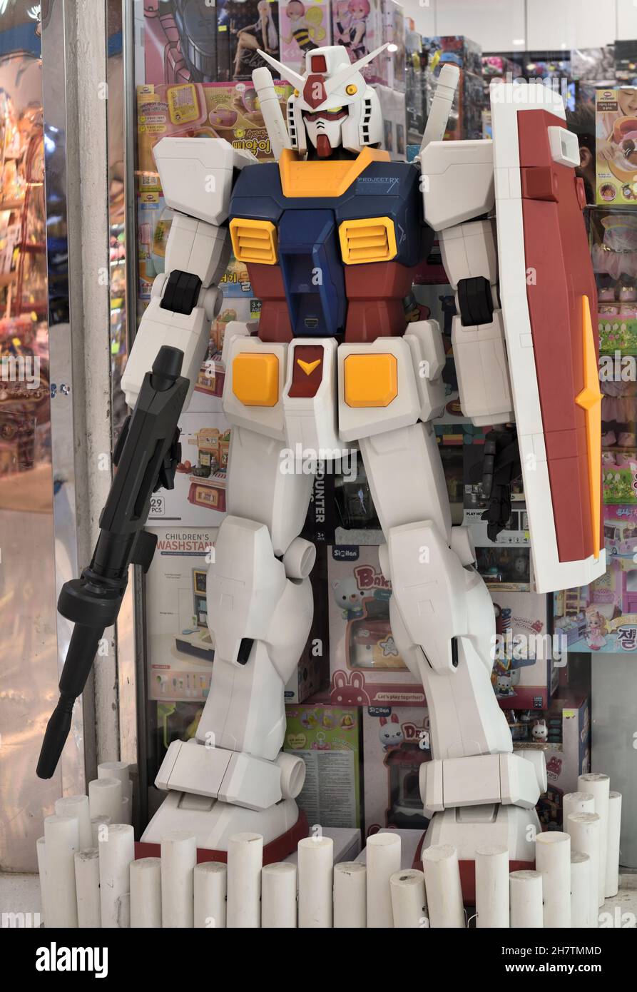 Modell von Gundam RX-78-2, das vor einem Spielwarenladen in Hongkong steht Stockfoto