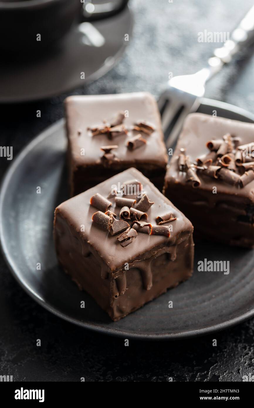 Süßer Kuchen. Leckeres Schokoladendessert auf dem Teller. Stockfoto