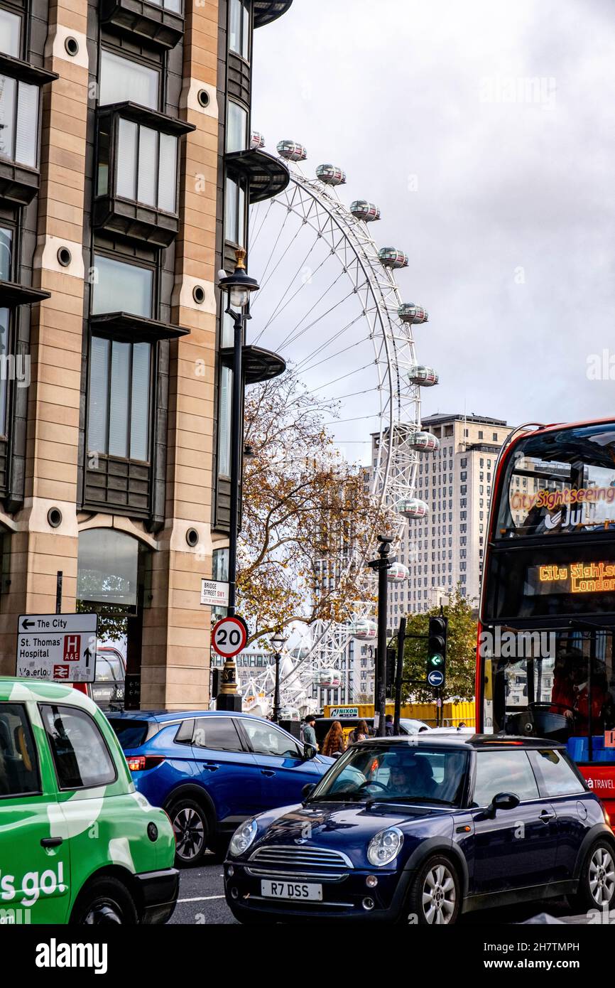 South Bank London UK, November 21 2021, London Eye oder Millennium Wheel am South Bank Waterloo London mit Blick auf die Themse Stockfoto