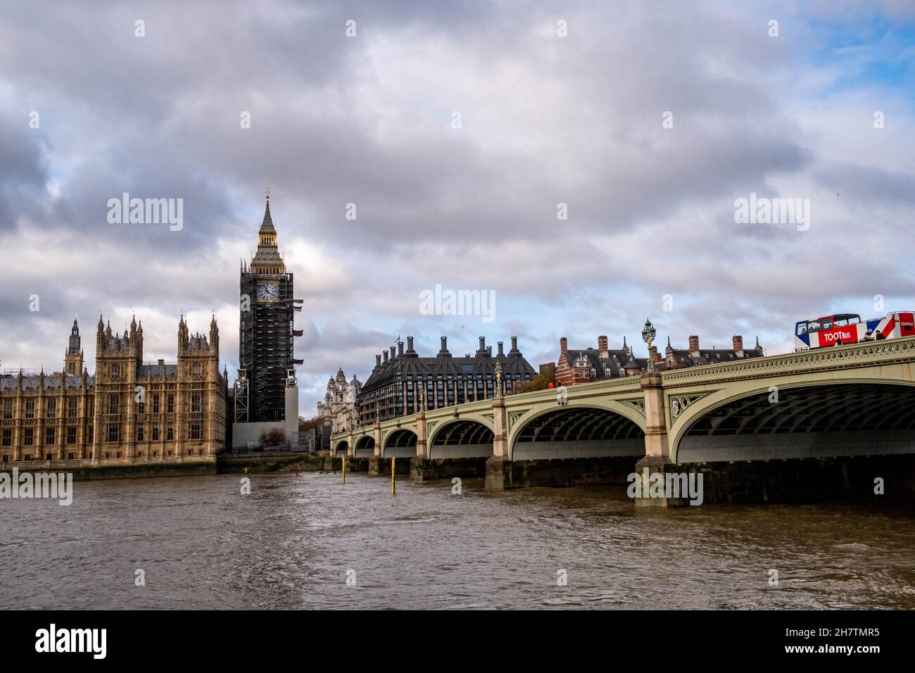 Waterloo London England, Großbritannien, November 21 2021, Blick auf die Westminster Bridge of Houses of Parliament und Big Ben, die derzeit renoviert werden Stockfoto