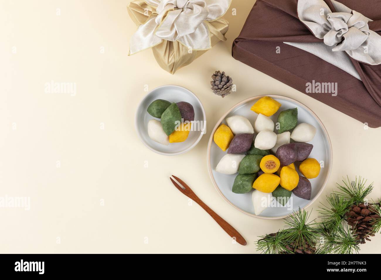 Koreanische traditionelle Lebensmittel Geschenk-Set, Songpyeon Reiskuchen  mit Pinienzapfen und Nadeln Stockfotografie - Alamy