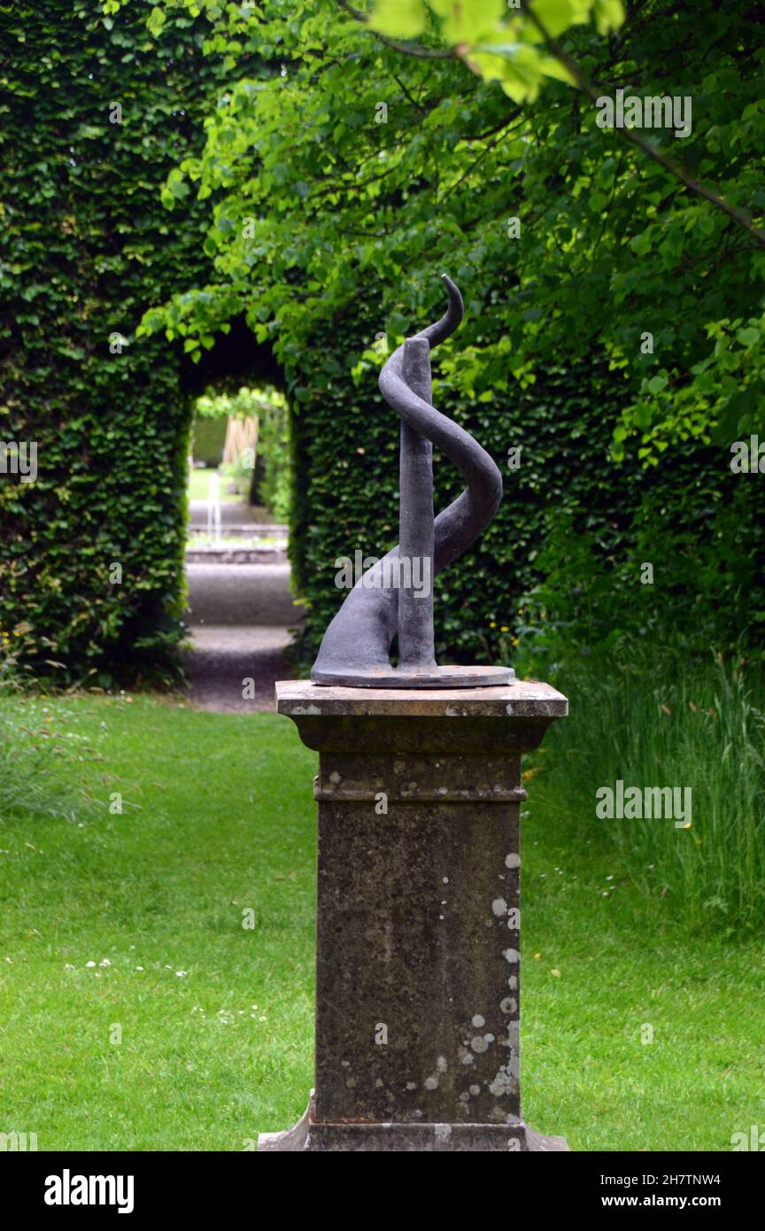 Sculpture & Archway by the Beech Tree Hedge in Levens Hall & Gardens, Kendal, Lake District National Park, Cumbria, England, Großbritannien Stockfoto