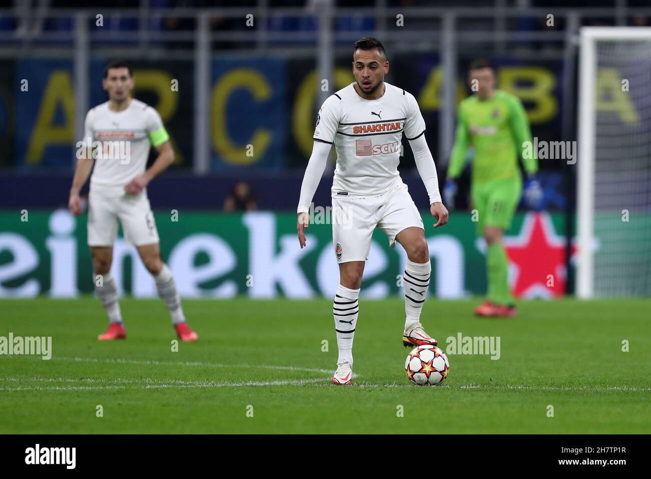 Mailand, Italien. 24th. November 2021. Maycon vom FC Shakhtar Donetsk kontrolliert den Ball während des UEFA Champions League-Spiel der Gruppe D zwischen FC Internazionale und Shakhtar Donetsk. Quelle: Marco Canoniero/Alamy Live News Stockfoto