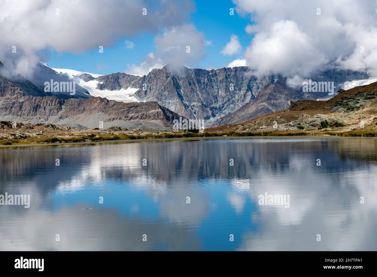 Panoramablick über das Wasser des Riffelsee bei Zermatt, Schweiz zum Monte Rosa-Massiv im östlichen Teil der Pennine Alps nördlich von Zermatt Stockfoto