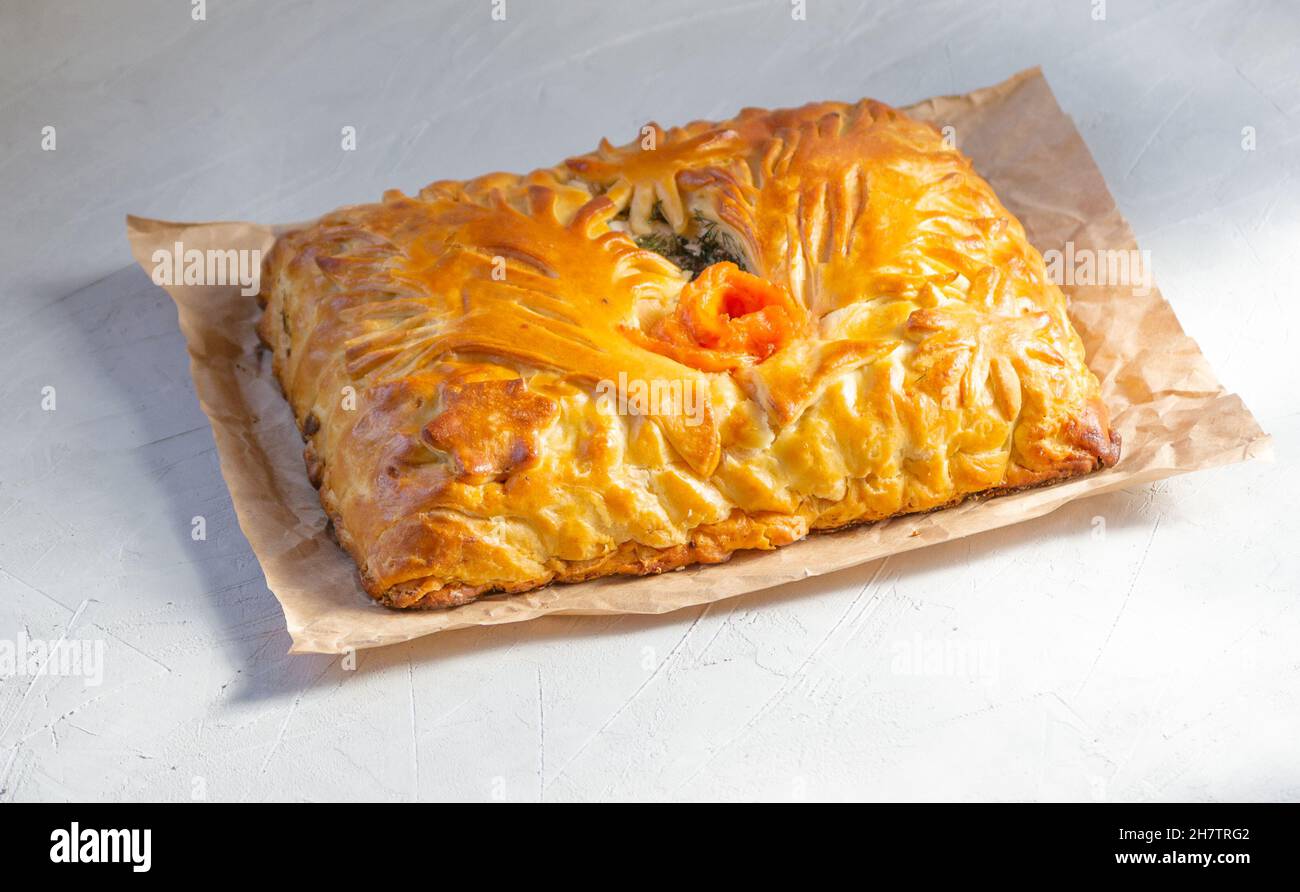 Leckere hausgemachte Lachs-Pie. Traditionelle russische Ciusine, Fischkuchen aus Hefeteig mit Lachs gefüllt. Stockfoto