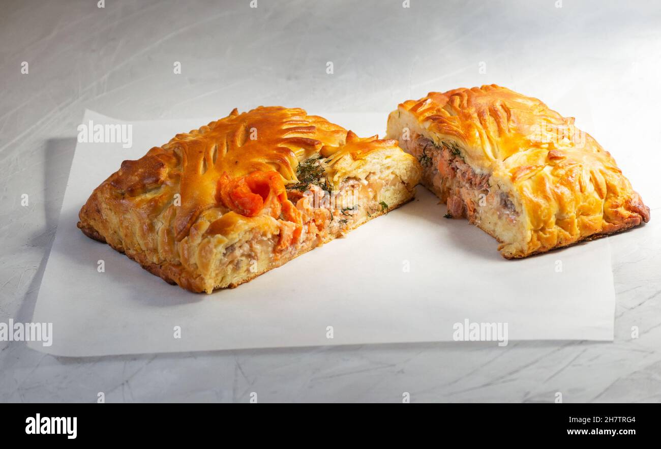 Leckere Lachspastete, hausgemacht. Hefeteig, Fischfüllung, geschnitten. Toll zum Frühstück oder für einen schnellen Snack. Stockfoto