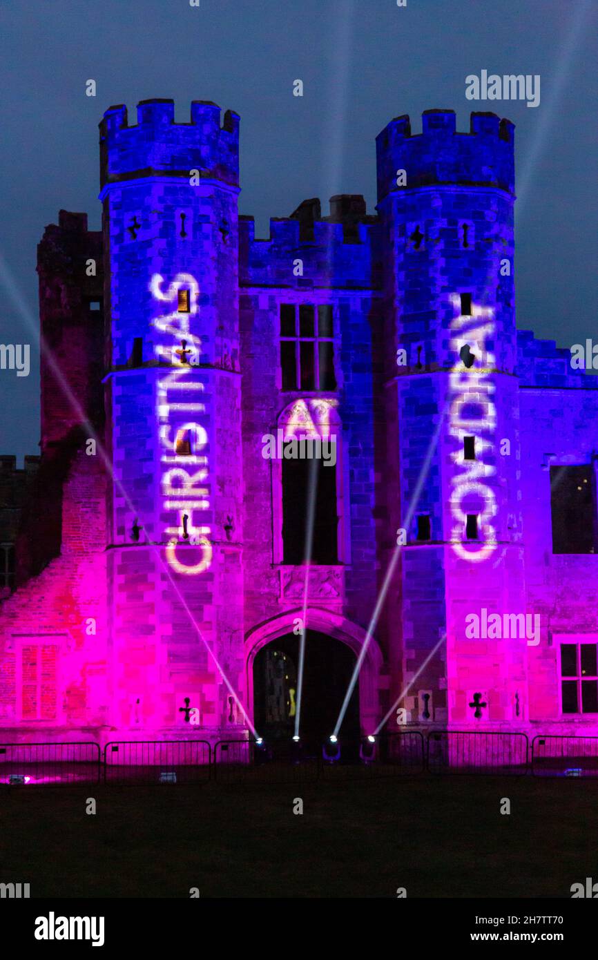 Cowdray, Midhurst, West Sussex, Großbritannien. 24th. November 2021. Atemberaubende Ausstellung am Eröffnungsabend der Weihnachtszeit in Cowdray im historischen Anwesen des Cowdray Park im Herzen des South Downs National Park. Das magische, immersive Erlebnis umfasst eine kilometerlange festliche Promenade, die eine Reihe wunderschöner, großformatige Lichtkunstinstallationen zeigt, die vom Thema „Freude“ inspiriert sind und den Zauber dieser wunderbarsten Zeit des Jahres einfangen. Quelle: Carolyn Jenkins/Alamy Live News Stockfoto