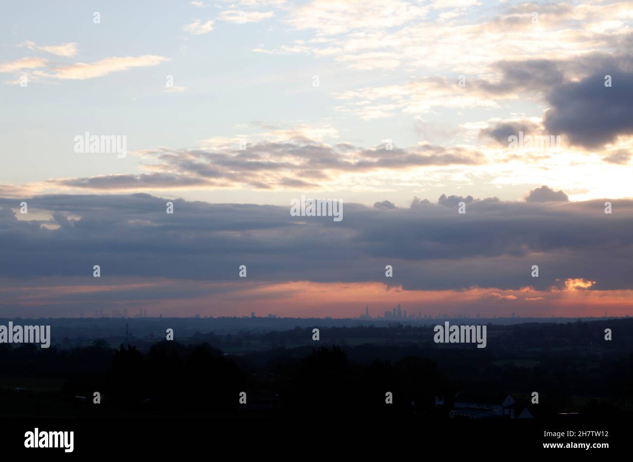 Die Skyline der Stadt London und der Docklands ist weit entfernt von Toot Hill, Epping, Essex, England, Großbritannien Stockfoto