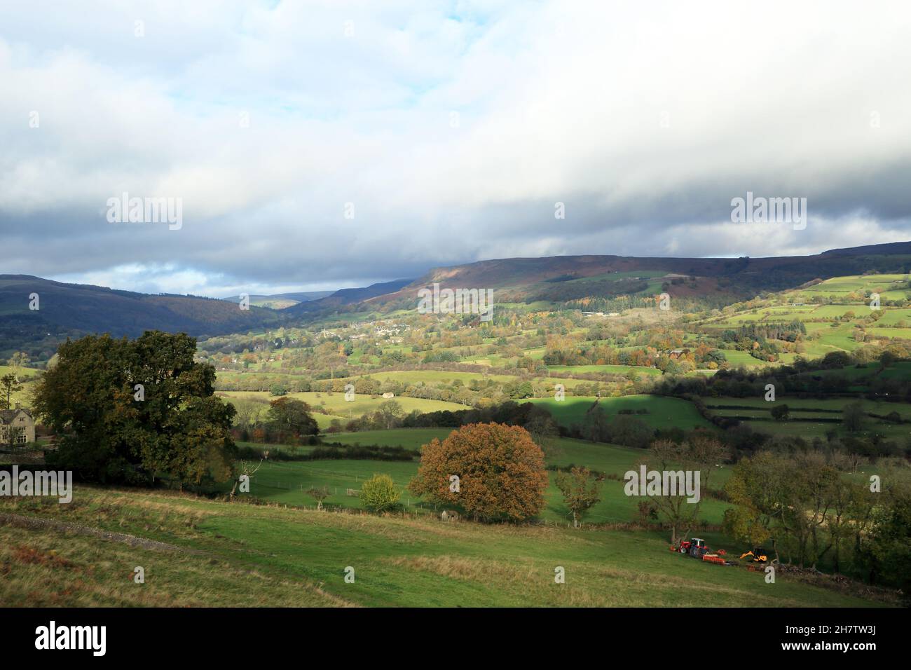 Blick über Felder bis Bamford Edge von Offerton über Hathersage, Hope Valley, Peak District, Derbyshire, England, Vereinigtes Königreich Stockfoto