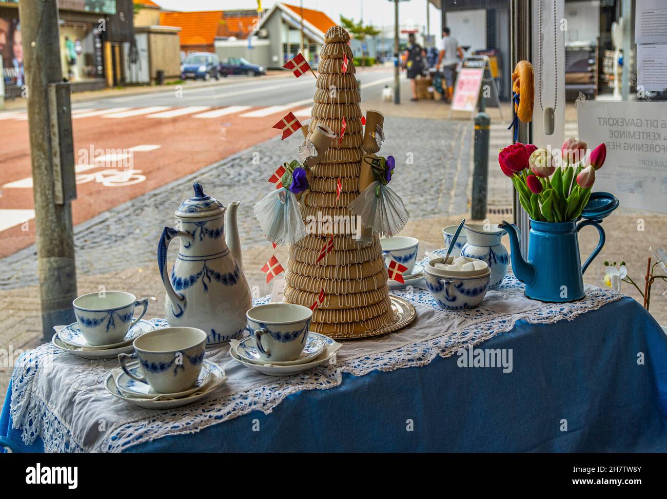 Schaufenster einer Bäckerei in der Stadt Kerteminde. Typisch dänisches Porzellan und Brotdekorationen. Kerteminde, Fünen (Fyn), Dänemark, Europa Stockfoto