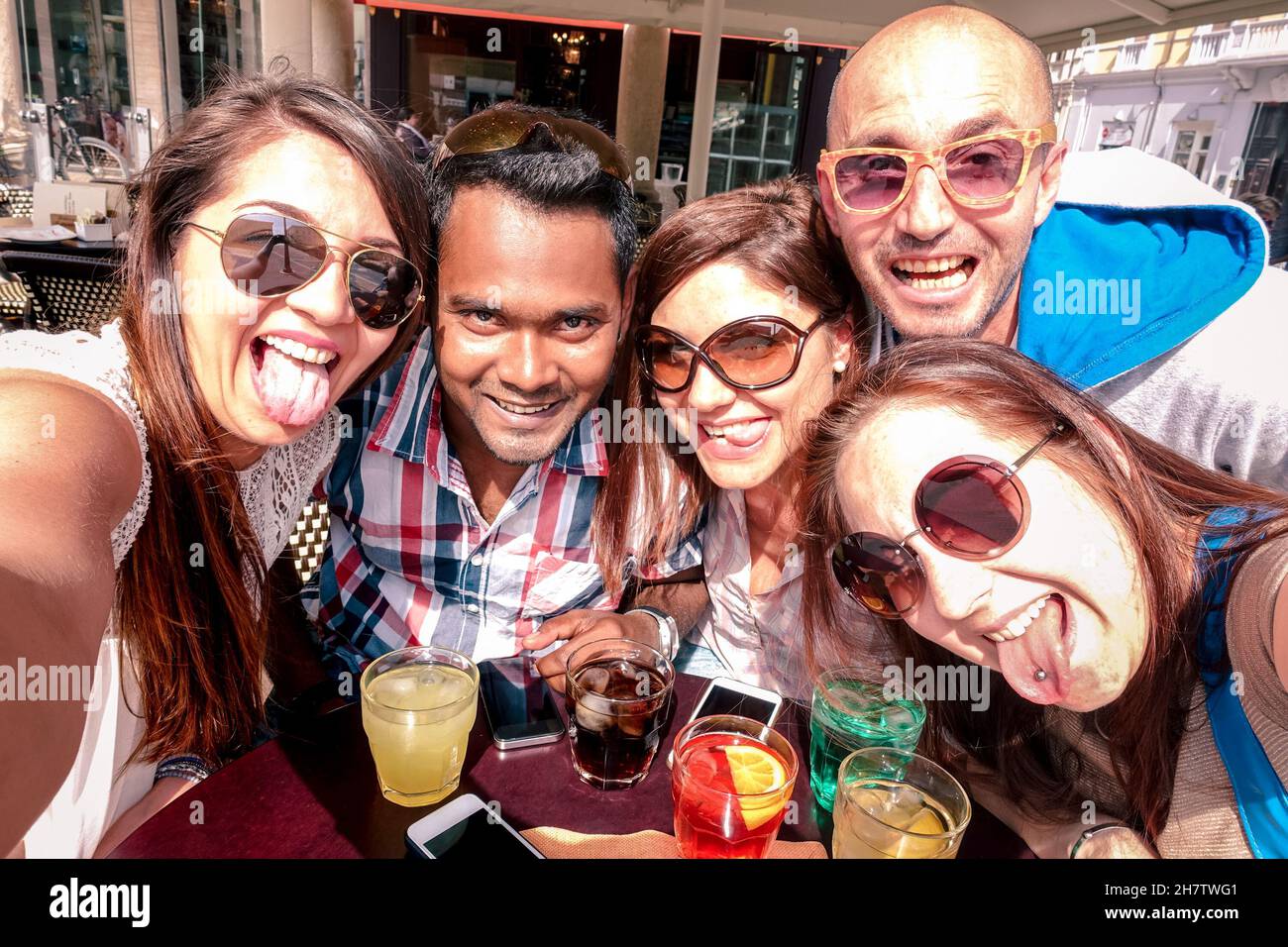 Multirassische Freunde, die Selfie an der Cocktailbar machen - Spaß- und Freundschaftskonzept mit einem Schüler der Generation Z, der sich gemeinsam Zeit nimmt Stockfoto