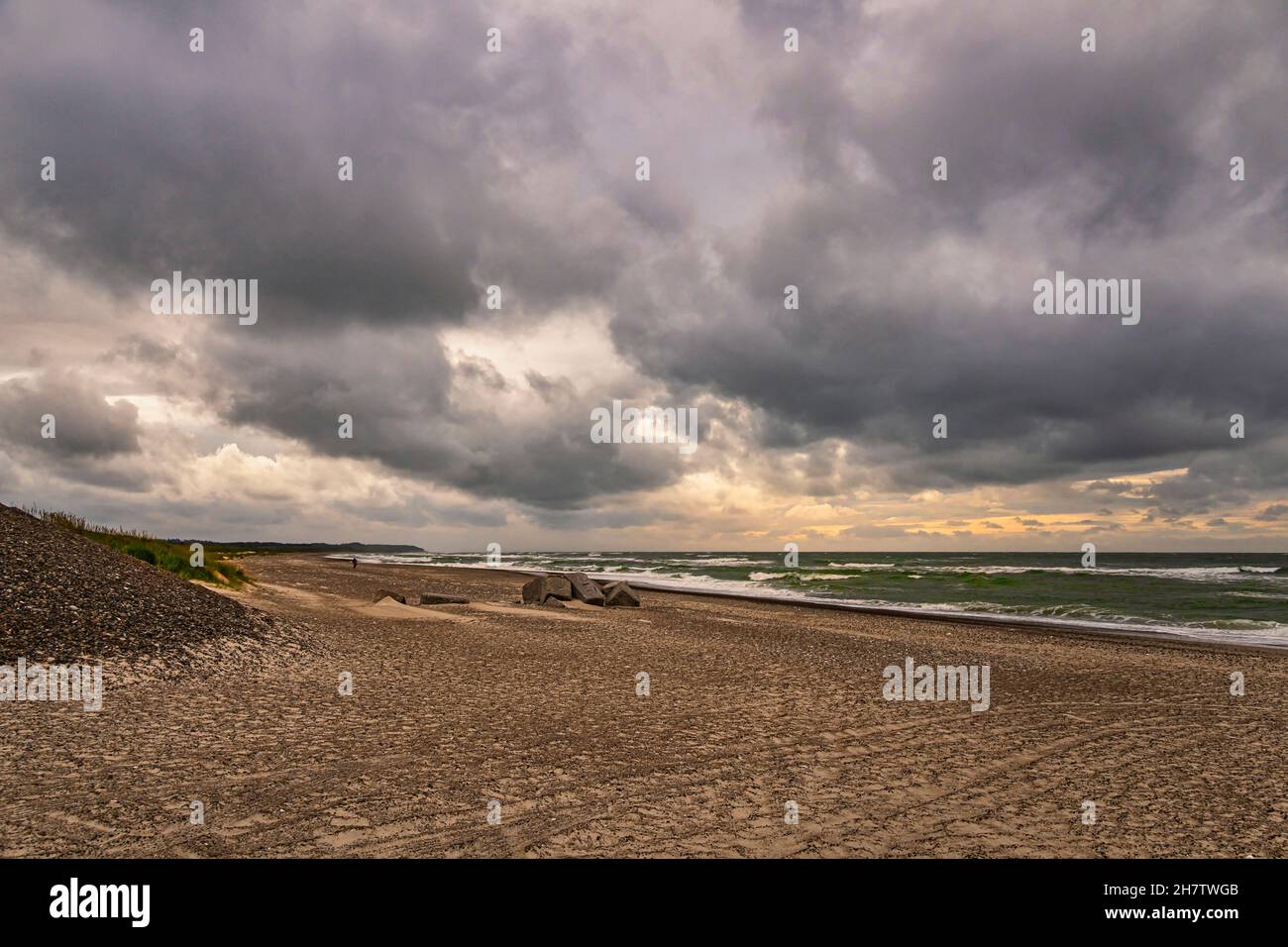 Das Nordmeer unter einem bewölkten Himmel am Thorupstrand Beach. Nordjütland, Dänemark. Stockfoto