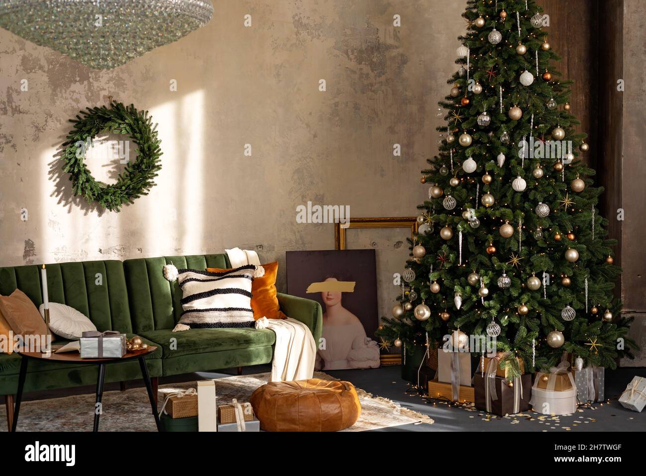 Hintergrund zum neuen Jahr. Weihnachtliche Einrichtung im Loft-Zimmer. Beleuchtung, Kerzen und heiße Innenbeleuchtung, Girlanden in der Nähe des Weihnachtsbaums mit Geschenken. Softselect Stockfoto