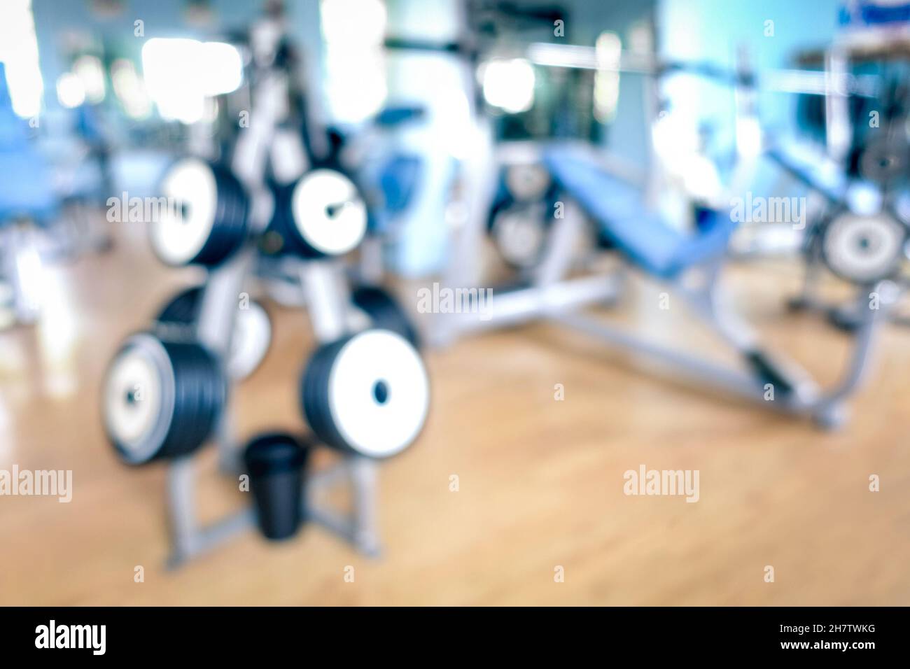 Abstrakter defokussierten Gym-Hintergrund - verschwommenes Bokeh des modernen Fitness-Studio-Clubs mit natürlichen Lichteinfall - generischer Hintergrund für einen gesunden Lebensstil Stockfoto