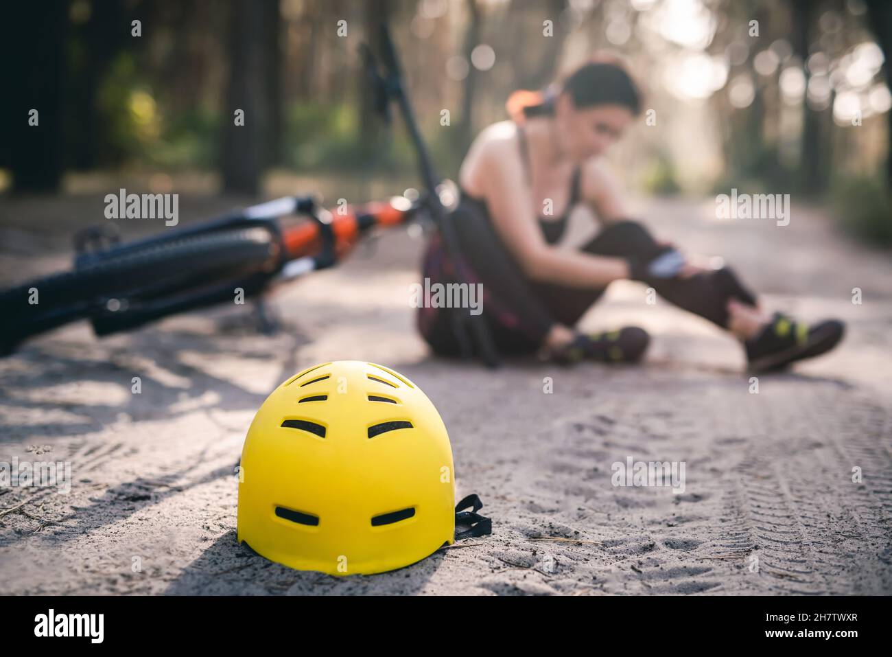 Schutzhelm auf Forststraße Stockfoto
