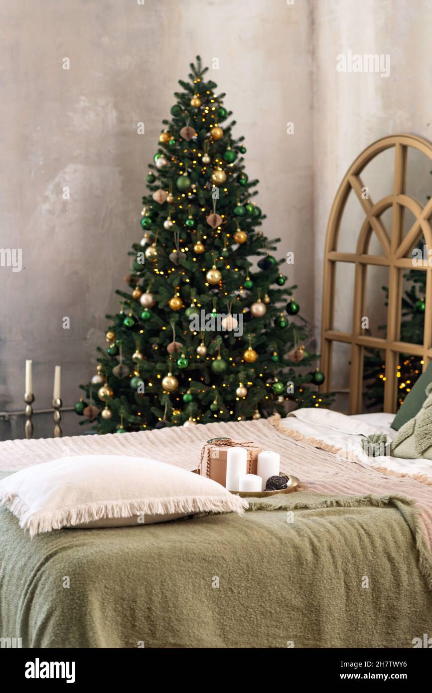 Hintergrund zum neuen Jahr. Gemütliche Weihnachten Loft Zimmer innen. Beleuchtung, Geschenke, Kerzen und heiße Innenbeleuchtung, Girlanden, Weihnachtsbäume mit Geschenken. Weiche s Stockfoto