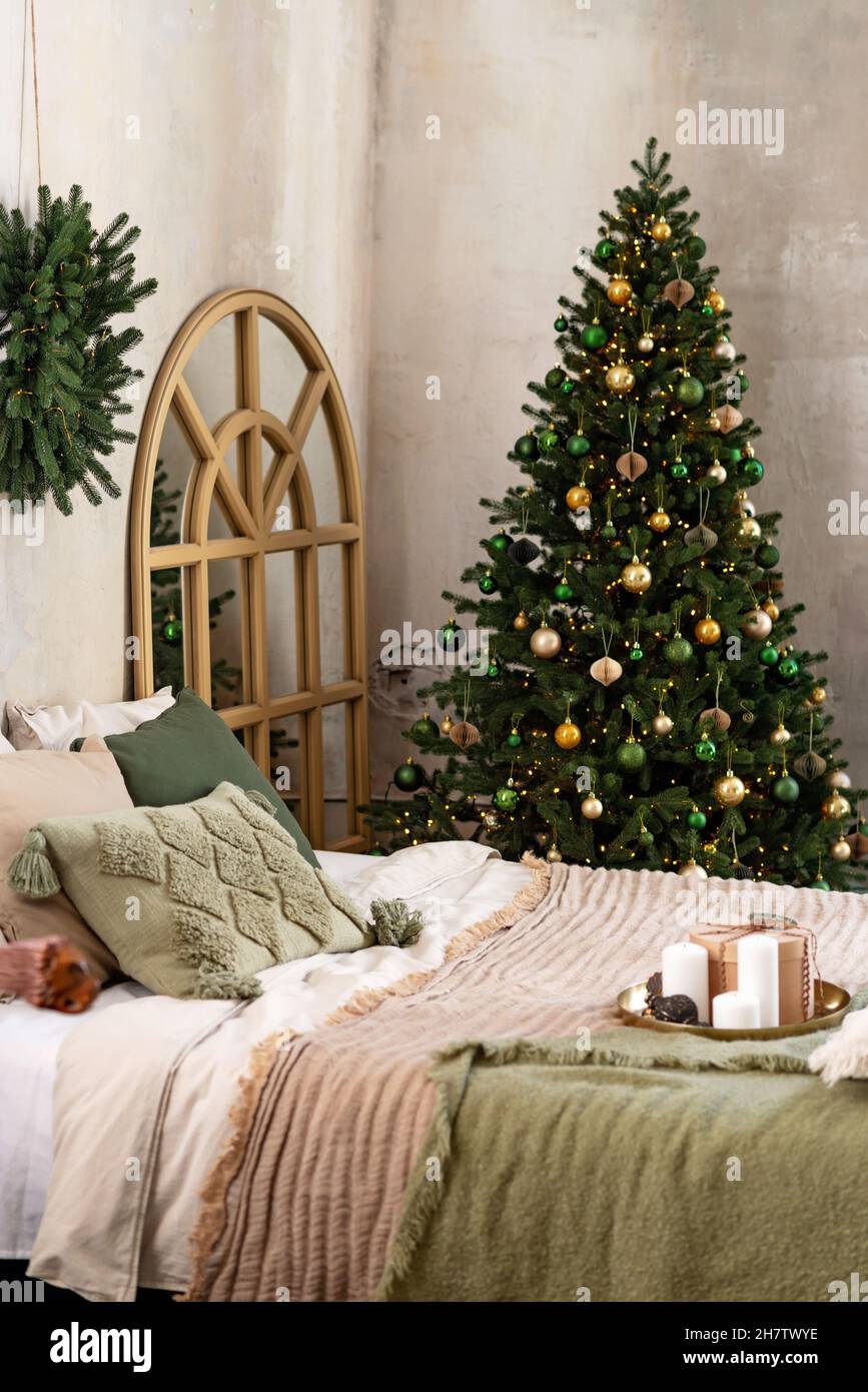 Hintergrund zum neuen Jahr. Gemütliche Weihnachten Loft Zimmer innen. Beleuchtung, Geschenke, Kerzen und heiße Innenbeleuchtung, Girlanden, Weihnachtsbäume mit Geschenken. Weiche s Stockfoto