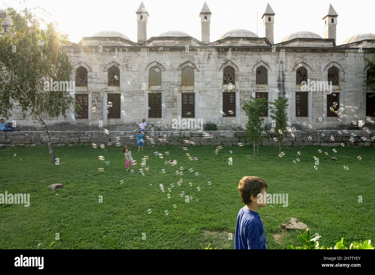 Straßenszene in Istanbul Kinder spielen mit Seifenblasen, Türkei Stockfoto