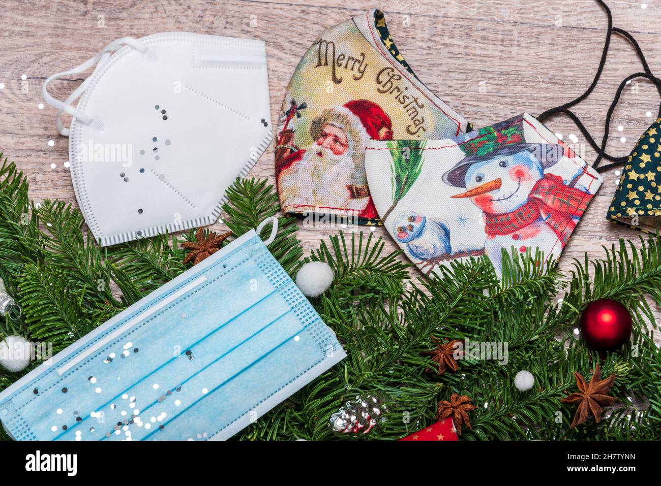 Weihnachtsdekoration mit grünen Tannenzweigen, und Corona Alltagsmasken Stockfoto