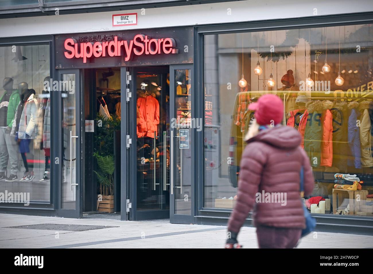 München, Deutschland. 24th. November 2021. SUPERDRY Filiale in der  Fußgängerzone in München, Modekette, Kleidung, Eingang, offen, Eröffnet  @Sven Simon Fotoagentur. GmbH & Co. Pressefoto KG # Prinzessin-Luise-Str.  41 # 45479 M uelheim/R