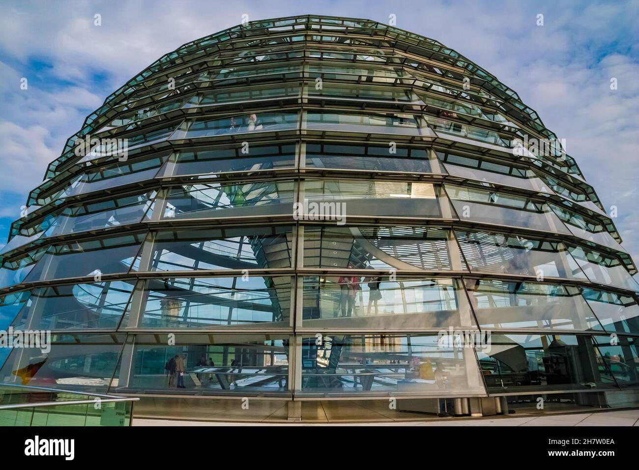 Schöne Nahaufnahme der Glaskuppel auf dem Reichstagsgebäude in Berlin, Deutschland. In der Glaskuppel gibt es einen Wendelweg und eine... Stockfoto