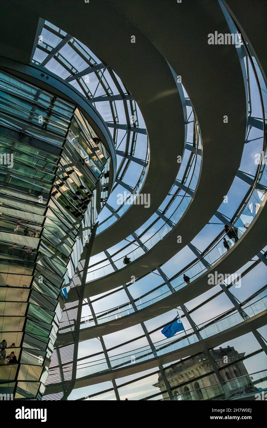 Malerische Nahaufnahme des verspiegelten Kegels in der Mitte, umgeben von der Stahlspirale im Inneren der Glaskuppel des berühmten Reichstags... Stockfoto