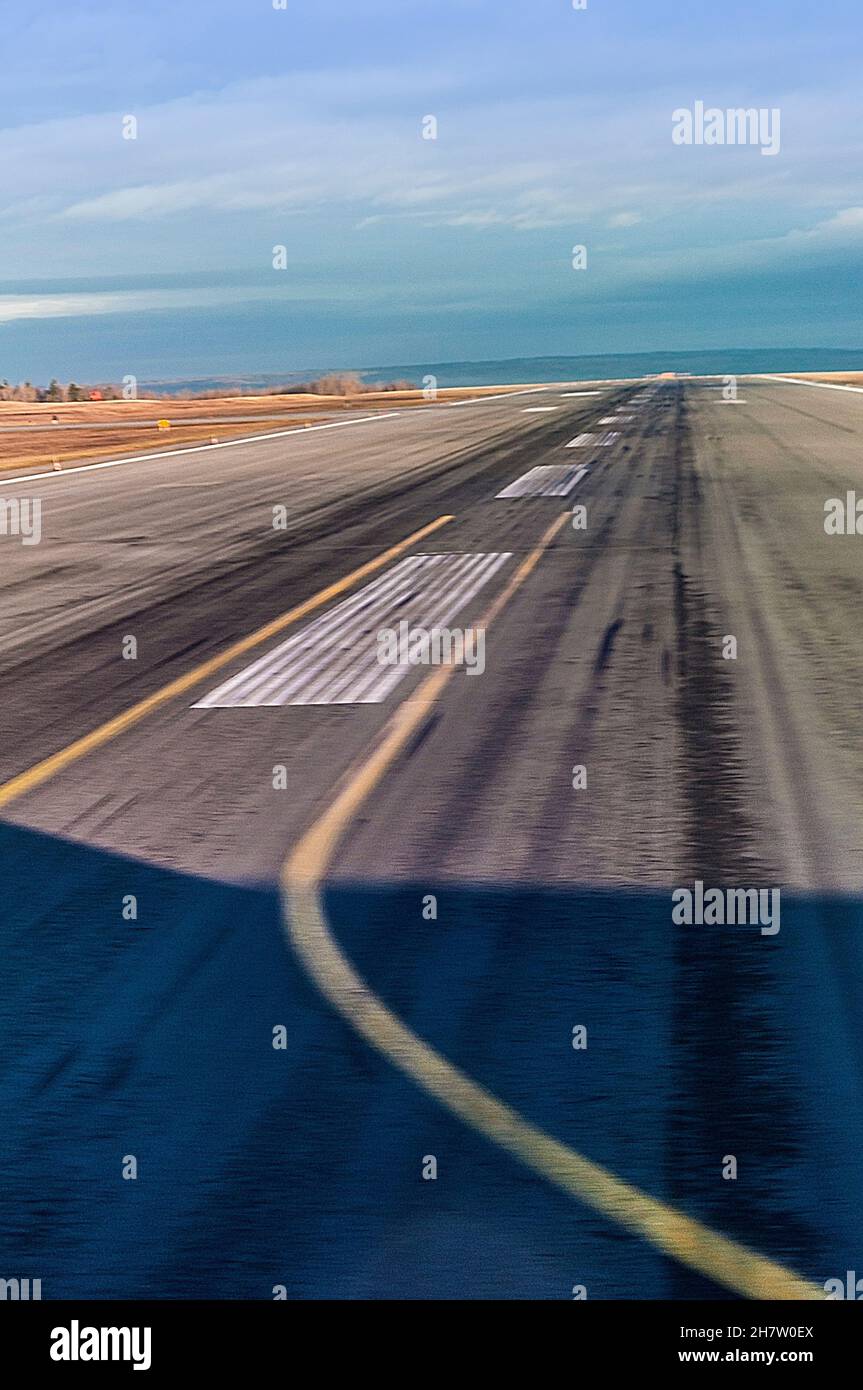Eine Start- und Landebahn auf einem modernen internationalen Flughafen, Kanada. Blick aus dem Inneren eines abfliegenden Flugzeugs, das kurz vor der Abflugsbahn steht. Alltägliche Szene. Stockfoto