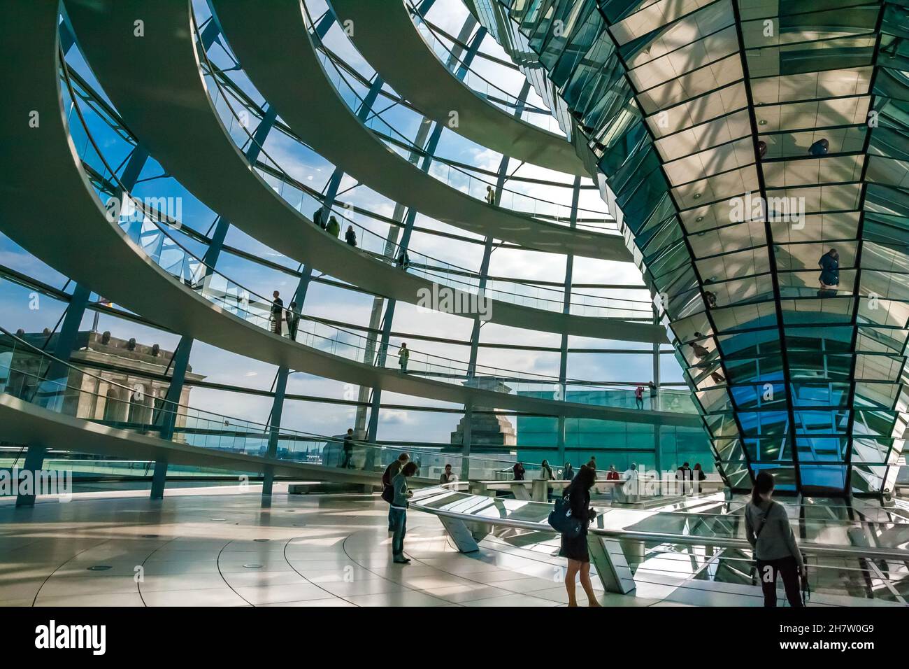 Toller Blick auf die spiralförmigen Stahlrampen, die die verspiegelte Kegelstruktur in der Glaskuppel des Reichstagsgebäudes in Berlin umgeben. Stockfoto