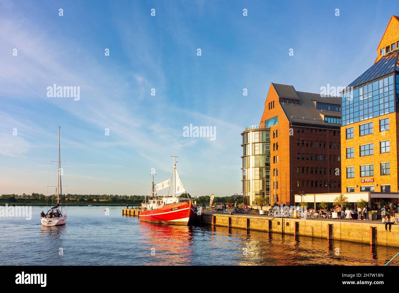 Rostock: Stadthafen, Gewerbebauten im östlichen Teil des Stadthafens im Stil der Lagerhäuser in Ostsee (Balt Stockfoto