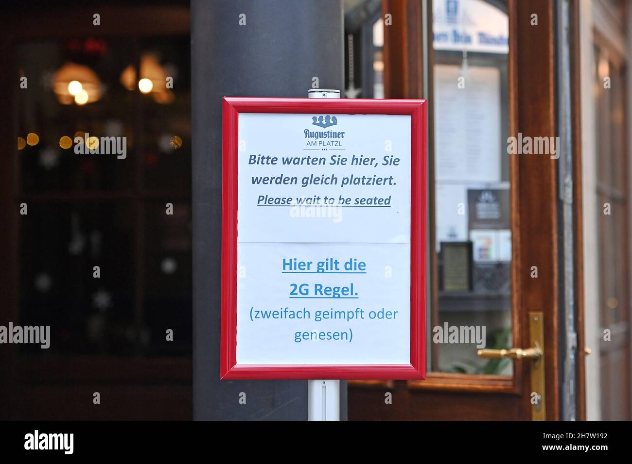 München, Deutschland. 24th. November 2021. Einführung der Regel von 2G in Gasthäusern und Gaststätten in Bayern. Ein Schild vor einem Restaurant weist auf die Regel von 2G in einem Restaurant in München am 24th. November 2021 hin. 2G Regel - geimpft, erholt. Eintritt nur für geimpfte oder wiedergeborene Gäste, Impfpass und Personalausweis. Zugriff nur mit FFP2 Maske. Kredit: dpa/Alamy Live Nachrichten Stockfoto