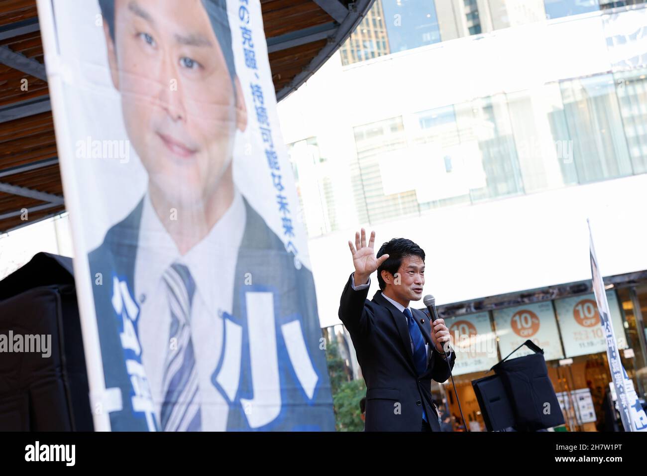 Tokio, Japan. 25th. November 2021. Die Kandidatin Junya Ogawa hält am 25. November 2021 in Tokio, Japan, eine Rede auf der Straße zu den bevorstehenden Führungswahlen der Demokratischen Partei Japans (CDP) vor der Yurakucho-Station. Ogawa ist einer der vier Kandidaten, die sich für Yukio Edanos Nachfolgeführer der wichtigsten Oppositionspartei in Japan bewerben. Quelle: Rodrigo Reyes Marin/AFLO/Alamy Live News Stockfoto