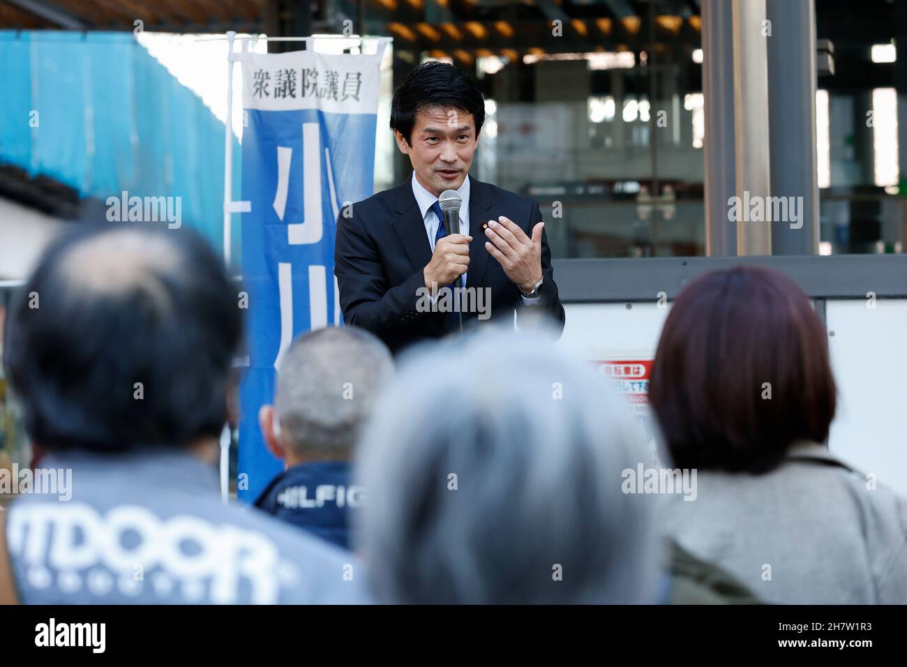 Tokio, Japan. 25th. November 2021. Die Kandidatin Junya Ogawa hält am 25. November 2021 in Tokio, Japan, eine Rede auf der Straße zu den bevorstehenden Führungswahlen der Demokratischen Partei Japans (CDP) vor der Yurakucho-Station. Ogawa ist einer der vier Kandidaten, die sich für Yukio Edanos Nachfolgeführer der wichtigsten Oppositionspartei in Japan bewerben. Quelle: Rodrigo Reyes Marin/AFLO/Alamy Live News Stockfoto