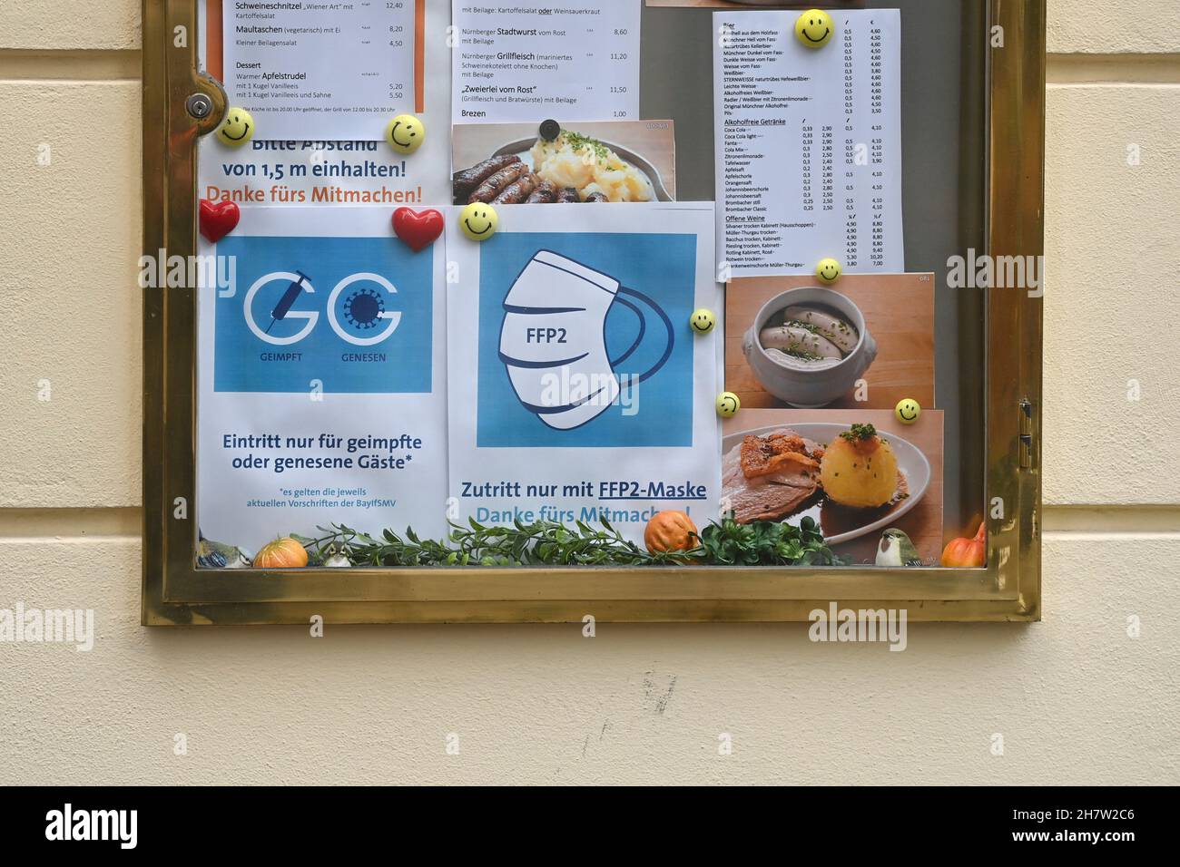 München, Deutschland. 24th. November 2021. Einführung der Regel von 2G in Gasthäusern und Gaststätten in Bayern. Ein Schild neben der Speisekarte weist auf die Regel 2G in einem Restaurant in München am 24th. November 2021 hin. 2G Regel - geimpft, erholt. Eintritt nur für geimpfte oder wiedergeborene Gäste, Impfpass und Personalausweis. Zugriff nur mit FFP2 Maske. Kredit: dpa/Alamy Live Nachrichten Stockfoto