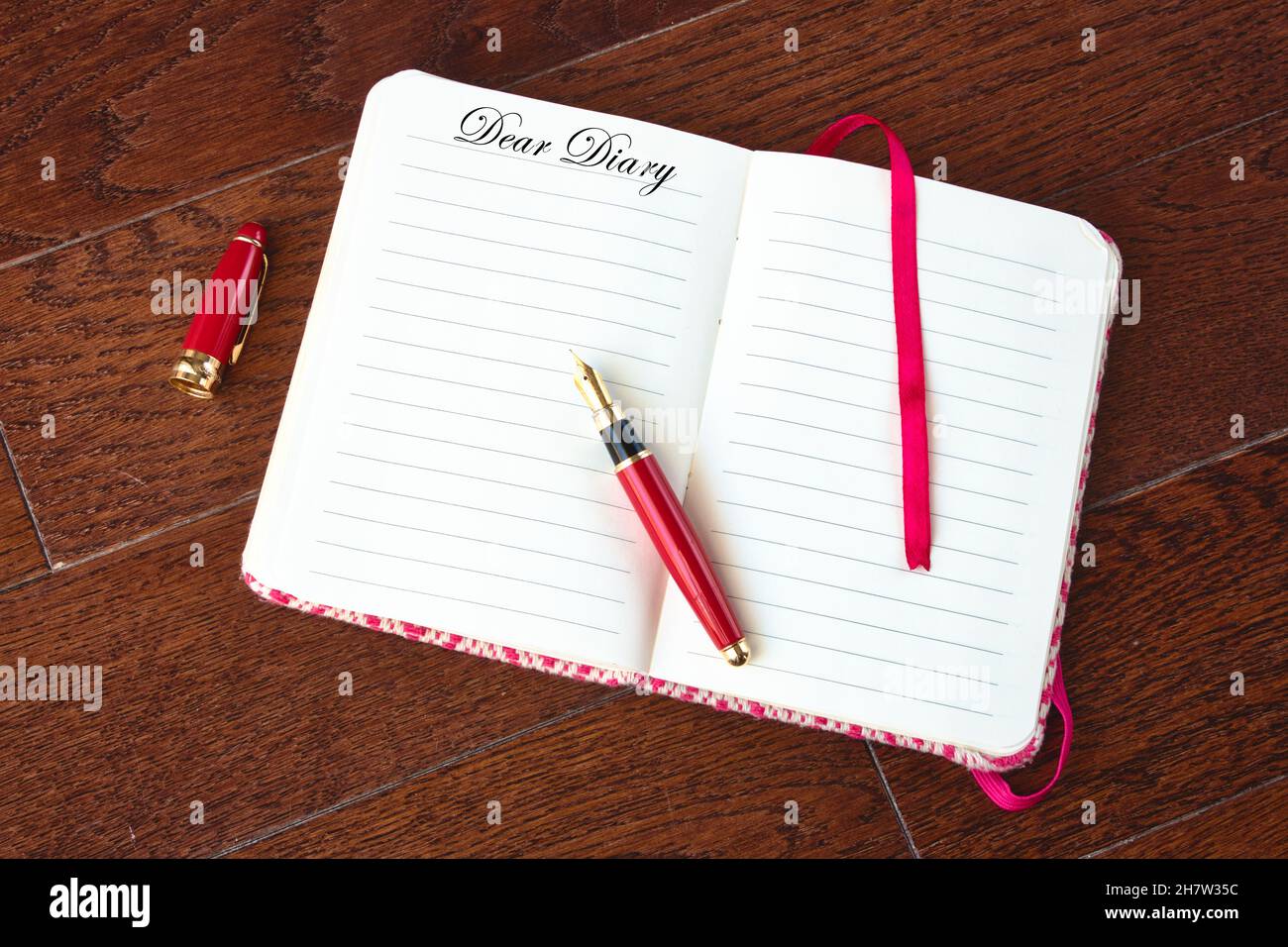 Leerer Eintrag von Tagebuch und Füllhalter mit „Dear Diary“ am oberen Rand der Seite Stockfoto