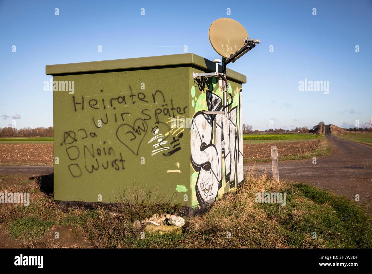 Grafitti mit Eheversprechen auf einem Transformatorenhaus auf einem Feld bei Wesel-Büderich am Niederrhein, Nordrhein-Westfalen, Deutschland. Graffiti m Stockfoto